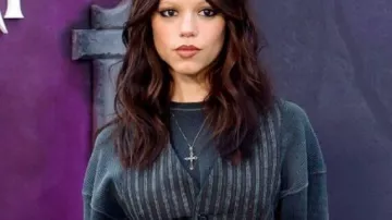 Chaleco a rayas usado por Jenna Ortega en Netflix el miércoles FYC 2025
