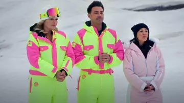 Combinaison de neige à capuche Tipsy Elves Powder Blaster portée par Melissa Peterman comme on le voit dans Finding Mr. Christmas (S02E01)