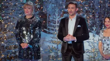 H&M Superbe robe de soirée à col haut à paillettes argentées à paillettes portée par Melissa Peterman comme on le voit dans Finding Mr. Christmas (S02E01)