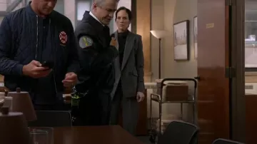 Hugo Boss Talia Flare Pant porté par Annette Davis (Annabeth Gish) comme on le voit dans Chicago Fire (S14E06)