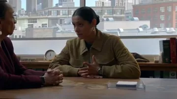 J. Crew Collection Veste de vol courte en daim portée par Stella Kidd (Miranda Rae Mayo) vue dans Chicago Fire (S14E06)