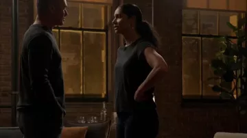 T-shirt Anine Bing Caspen porté par Stella Kidd (Miranda Rae Mayo) comme on le voit dans Chicago Fire (S14E06)