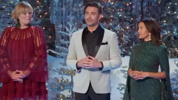 Blazer en velours à revers en satin Savile Row Co porté par Jonathan Bennett comme on le voit dans Finding Mr. Christmas (S02E02)