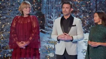 Mac Duggal Robe trapèze à col haut à volants et à manches cloche portée par Melissa Peterman comme on le voit dans Finding Mr. Christmas (S02E02)