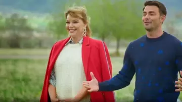 Tabard chaud en laine torsadée ivoire porté par Melissa Peterman comme on le voit dans Finding Mr. Christmas (S02E02)