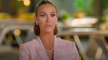 Chaqueta de Alexis Benning usada por Ashtyn Zerboni como se ve en Selling The OC (S04E03)