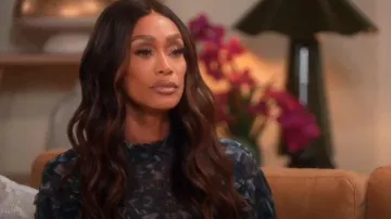 Minivestido con estampado abstracto de AllSaints usado por Tami Roman como se ve en Atrapado en el acto: Infiel (S04E01)