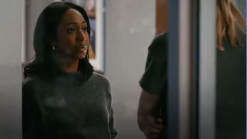 Vestido de suéter de cuello redondo Whistles Grey Petite Ava usado por Esme Lockhart (Tetona Jackson) como se ve en Chicago Med (S11E07)