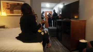 Sandalias Saint Laurent con detalle de piano usadas por Tami Roman como se ve en Caught in the Act: Unfaithful (S04E01)