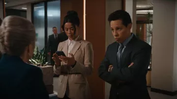 Calvin Klein Veste à fines rayures portée par Sarah Franklin (Leah Lewis) comme on le voit dans Matlock (S02E03)