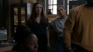 Polo à manches courtes Vince en noir porté par Kim Burgess (Marina Squerciati) vu dans Chicago P.D. (S13E05)