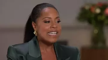 Alice + Olivia Silas Blazer de satén usado por Sheinelle Jones como se ve en Today el 11 de noviembre de 2025