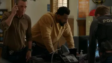 Sudadera con bolsillo y cuello redondo de felpa francesa de ajuste relajado Carhartt de peso medio teñida por Kevin Atwater (Laroyce Hawkins) como se ve en Chicago P.D. (S13E05)