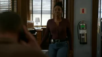 Splendide Henley thermique classique porté par Maggie Lockwood (Marlyne Barrett) tel que vu dans Chicago P.D. (S13E05)
