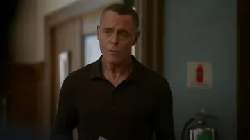 Polo de manga larga Orlebar Brown 'Sebastian LS Cashmere' Marrón oscuro usado por Hank Voight (Jason Beghe) como se ve en Chicago P.D. (S13E07)