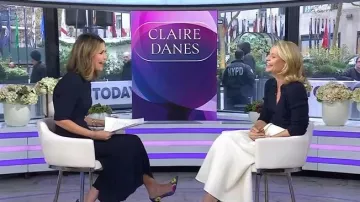 Manolo Blahnik BB Tie-Dye Fabric Pump usado por Savannah Guthrie como se ve en Today el 12 de noviembre de 2025