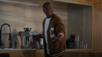 Carhartt Brown Ducks Cardigan porté par Harry Grant (Elijah M. Cooper) tel qu’on le voit dans 9-1-1 (S09E04)