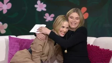 Chaqueta de cachemira Ansley de la colección Ralph Lauren usada por Leslie Bibb como se ve en Today with Jenna & Friends el 12 de noviembre de 2025