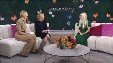 Pantalón de lana gabardina Jody de la colección Ralph Lauren usado por Leslie Bibb como se ve en Today with Jenna & Friends el 12 de noviembre de 2025