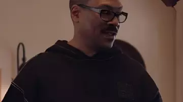 Being Eddie 2025 Murphy Sweat à capuche noir porté par Self (Eddie Murphy) comme on le voit dans Being Eddie