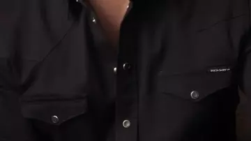 Being Eddie 2025 Eddie Murphy Chemise en coton noir portée par Self (Eddie Murphy) comme on le voit dans Being Eddie