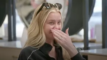 Lunettes de soleil Prada Eyewear Cat-eye Frame portées par Mayci Neeley comme on le voit dans La vie secrète des épouses mormones (S03E01)