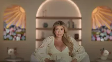 Mini robe nuisette Bardot Jovie portée par Jen Affleck comme on le voit dans La vie secrète des épouses mormones (S03E01)