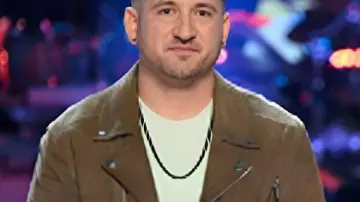 Blouson motard en daim marron porté par (Rob Cole) comme on le voit dans The Voice (S28)