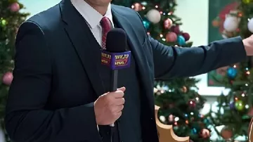 Robert Buckley Joyeux Noël Blazer Ted Cooper porté par Ted Cooper (Robert Buckley) dans Joyeux Noël, Ted Cooper !