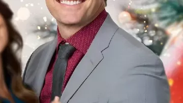 Robert Buckley Joyeux Noël Ted Cooper Blazer gris porté par Ted Cooper (Robert Buckley) dans Joyeux Noël, Ted Cooper !