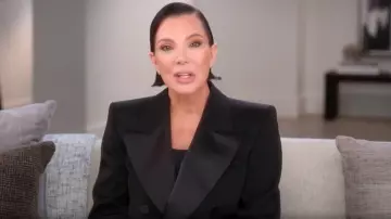 Veste de smoking Dolce & Gabbana portée par Kris Jenner vue dans The Kardashians (S07E03)