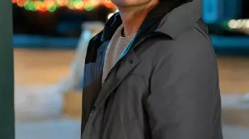 Oliver Hudson Un pequeño abrigo alegre para ex mas usado por Everett (Oliver Hudson) en A Merry Little Ex-Mas