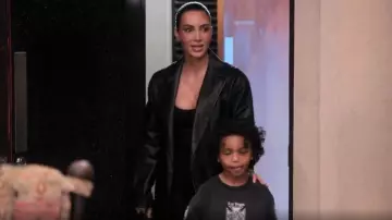 Abrigo de cuero negro de Balenciaga usado por Kim Kardashian como se ve en The Kardashians (S07E03)