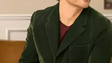 Oliver Hudson Un joyeux petit ex-mas Blazer vert porté par Everett (Oliver Hudson) dans Un joyeux petit ex-mas