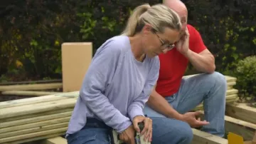 TwoTwentyTwo Market Lilac Lavender Long Sleeve usado por Julie Dupree como se ve en Baylen Out Loud (S02E05)