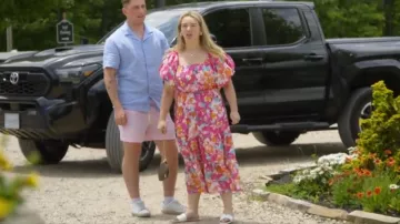 Louis Vuitton Pochette Monogram Bag porté par Baylen Dupree vu dans Baylen Out Loud (S02E05)