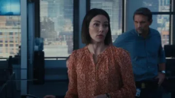 Veronica Beard Ashlynn Blouse portée par Elise Taylor (Vedette Lim) vue dans FBI (S08E03)