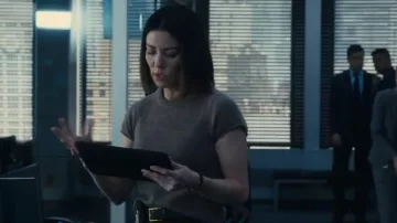 Me+Em Shrunken Baby Tee porté par Elise Taylor (Vedette Lim) vu dans FBI (S08E04)