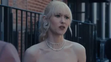 Aretes colgantes Ariana Grande x Swarovski usados por Isobel Castille (Alana de la Garza) como se ve en FBI (S08E05)