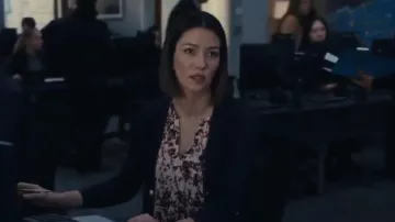 Chemise en satin à imprimé floral Boss portée par Elise Taylor (Vedette Lim) vue dans FBI (S08E05)