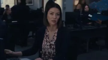 L’Agence Irvin Pointelle Cardigan porté par Elise Taylor (Vedette Lim) vu dans FBI (S08E05)