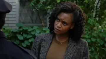 Camiseta Madewell Brown Whisper usada por Renee Curry (Aimé Donna Kelly) como se ve en Law & Order: Special Victims Unit (S27E05)