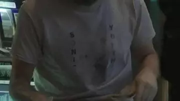 Camiseta Sonic Youth Rabbit usada por Vince Friedken (Jason Bateman) en la serie de televisión Black Rabbit 2025 (S01)