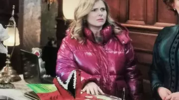 Doudoune rose Samantha de Samantha Arondekar (Rose McIver) dans Ghosts : Fantômes à la maison (S03E06)