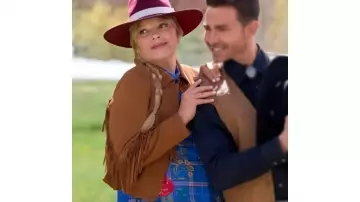 Finding Mr Christmas S02 Melissa Peterman Chemise à fleurs bleue portée par Self - Judge (Melissa Peterman) dans Finding Mr. Christmas (S02)