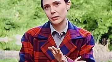 Eternity 2025 Elizabeth Olsen Manteau à carreaux rouges porté par Joan (Elizabeth Olsen) dans Eternity