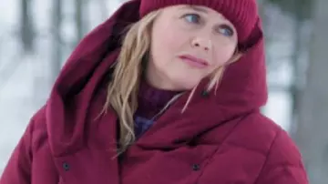 A Merry Little Ex-Mas Alicia Silverstone Manteau matelassé marron porté par Kate (Alicia Silverstone) comme on le voit dans A Merry Little Ex-Mas