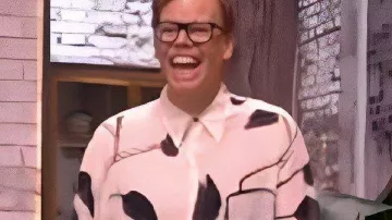 The View 2025 Jeff Hiller Camisa floral marfil y negra usada por (Jeff Hiller) en The View (S28)