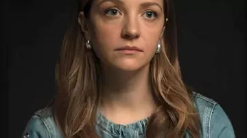 All Her Fault 2025 Abby Elliott Grommet Veste embellie portée par Lia (Abby Elliott) In All Her Fault (S01)