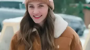 A Merry Little Ex-Mas Veste en velours côtelé marron Emily Hall portée par Sienna (Emily Hall) comme on le voit dans A Merry Little Ex-Mas